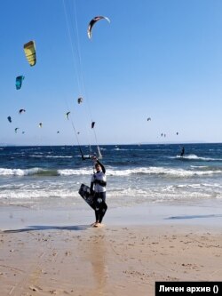 Понякога Ая гони вятъра със своя кайтсърф и на опасни места в океана, където има акули, но е истински смела