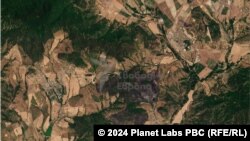 Снимката от 15 юли показва опожарени райони на изток от Хисаря, област Пловдив. Градът се вижда в лявата част на снимката, а непосредствено до засегнатите райони са селата Михилци (на север), Песнопой (на изток) и Иван Вазово (на юг).