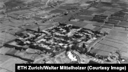 Населено място с крепостна стена в Персия.