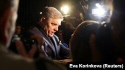 Досега бившият словашки премиер Роберт Фицо винаги е успявал да изглежда сравнително прозападен в Брюксел, само за да отправи после обратното послание в родината си.