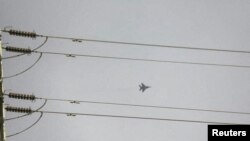 Снимка на изтребител, за който се твърди, че прелита над столицата на Судан Хартум.