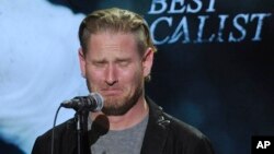 Кори Тейлър реагира емоционално когато печели наградата за най-добър вокалист на списание "Revolver" през 2013 г.