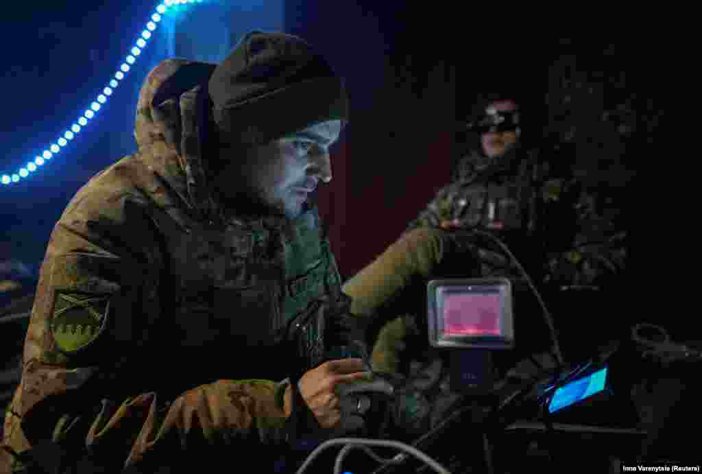 Оператори на&nbsp;дрон&nbsp;търсят руски позиции край Бахмут. Украйна твърди, че използването на&nbsp;дроновете&nbsp;"Вампир" е било особено ефективно при прицелване в танкове през нощта.