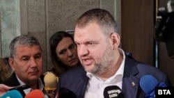 Делян Пеевски пред медии в кулоарите на парламента