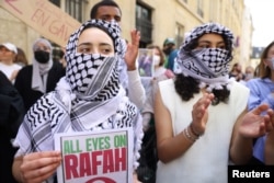 Студенти окупират улицата пред сградата на университета „Сианс По“, 7 май 2024 г.