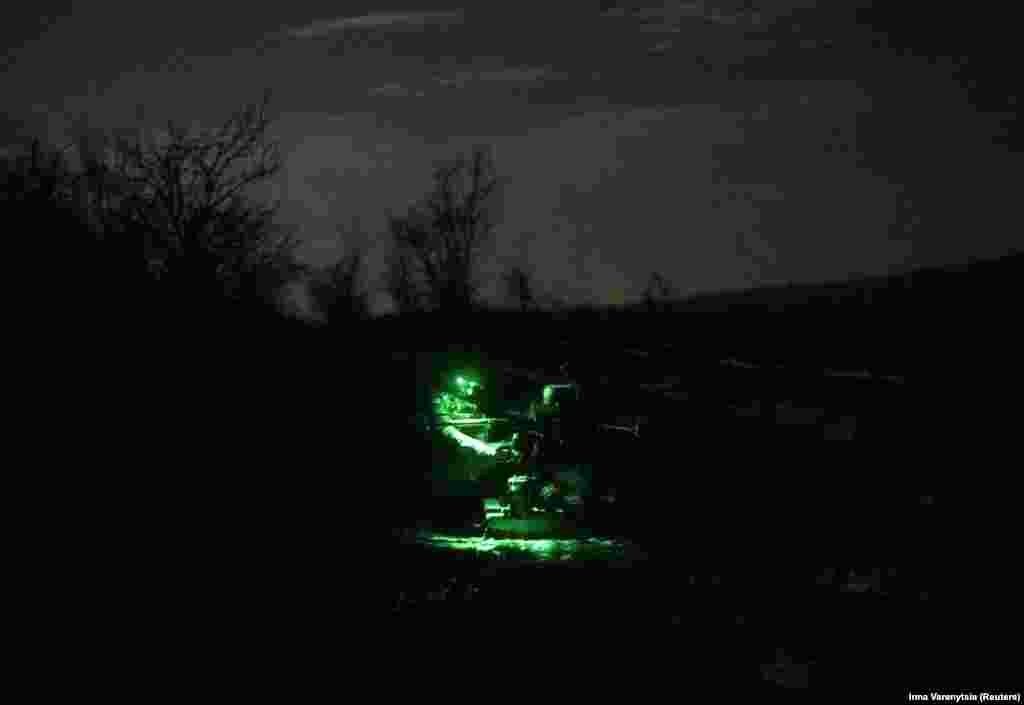 Под прикритието на тъмнината украински войник се подготвя да изстреля дрон "Вампир". В&nbsp;наскоро публикуван&nbsp;видеоклип, екип от оператори на дрон,&nbsp;работещи&nbsp;близо до Бахмут,&nbsp;възкликват: "Нощта е времето, в което вампирите летят.&ldquo;