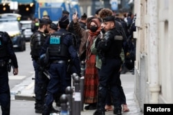 Протестиращи от университета „Сианс По“ са изведени от полицията, 3 май 2024 г.