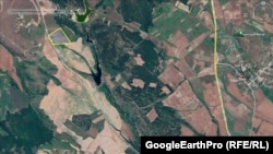 Снимка от Google показва каква е площ е заемал (с жълт контур) фотоволтаичният парк през 2020 г. Графиката не представя точните очертания, а видимите от снимката.