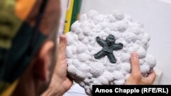 Колодко с неговото незавършено произведение с Путин върху облак на избухнала атомна бомба. Артистът прави своите статуетки от пластилин, от него прави отливка и накрая излива разтопения бронз, за да получи фигурките.