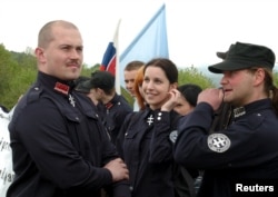 Мариан Котлеба (вляво) по време на отбелязване на 87-ата годишнина от смъртта на словашкия генерал Милан Растислав Стефаник, 6 май 2006 г.