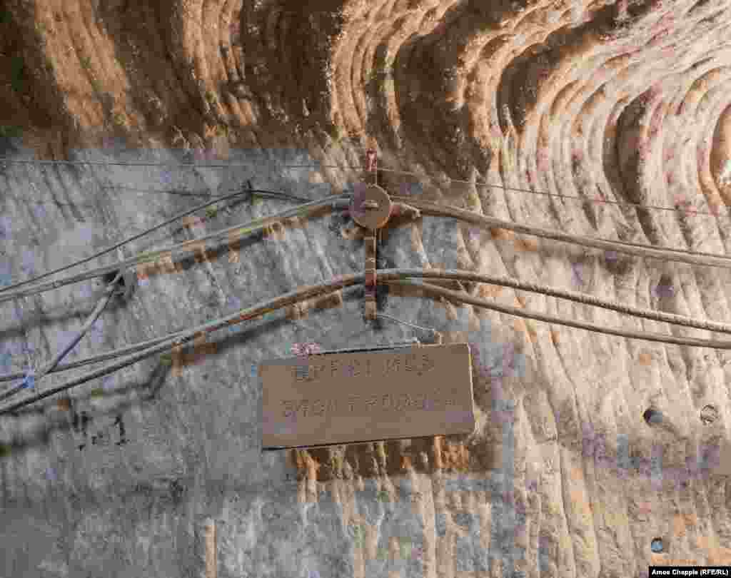 Предупредителна табела за железопътен влак в солната мина. Годините на активен добив в Аван отминават и наближава залезът на мината.