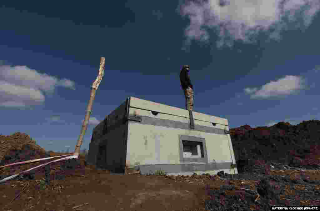 Изграждането на три отбранителни линии е &quot;мащабна задача, но темпото е добро&quot;, казва Зеленски. Украйна все повече използва сглобяеми бойни укрития, направени от стоманобетон. Те се появиха за първи път в Донбас на места като Авдиевка и Маринка, а в момента се разполагат в райони, където руските удари са много вероятни. &nbsp;