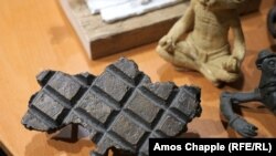 В студиото на Колодко в Будапеща: карта на Украйна във формата на шоколад.