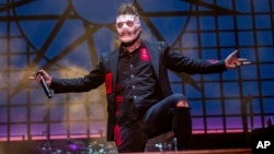 Кори Тейлър на живо със Slipknot през 2023 г.