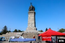 Пред паметника има няколко палатки, опънати от негови привърженици.