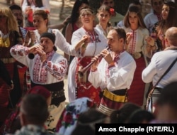 Музиканти в средата на хоро.