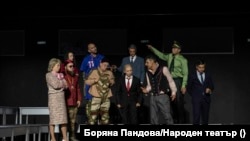 Путин и обкръжението му в постановката "Хага"