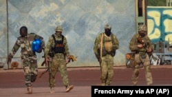 Трима наемници на "Вагнер" (вдясно) в Северно Мали.