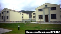 В комплекса има 5 къщи за гости с древногръцки колони на входа.