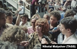 Алла Пугачова дава импровизирано интервю след концерт в Москва, 30 май 1986 г. Перестройката в СССР вече е започнала.