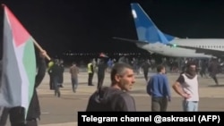 Протестиращи щурмуват пистата на летището в Махачкала при пристигането на полет от Израел късно на 29 октомври.