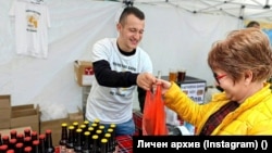 Цветомир Стефанов продава бира на фермерския пазар в Монтана.