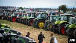 Земеделци стоят пред тракторите си по време на протест в Долни Богров край София през есента на 2023 г. Снимката е илюстративна.