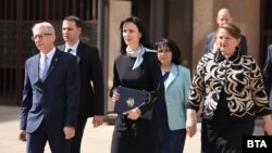 От ляво надясно: Николай Денков от ПП-ДБ и Мария Габриел, Теменужка Петкова и Деница Сачева от ГЕРБ на излизане от президентството в понеделник с връчения мандат