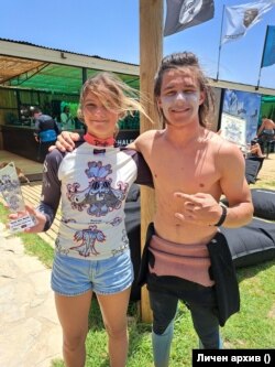 Ая държи двете спечелени купи - златната и бронзовата, прегърната от своя добър приятел Кристиан Георгиев - 4-ти на световната купа по сноуборд за юноши тази година