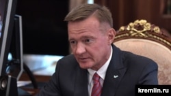 Покойният бивш министър на транспорта и бивш губернатор на Курска област в Русия Роман Старовойт по време на среща с президента Владимир Путин в Кремъл, 28 август 2019 г.