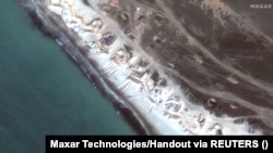 Окопи и артилерийски разчети на плажа до Евпатория. Снимка от 16 март 2023 година.