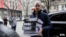 Костадинов сам внесе събраните подписи.