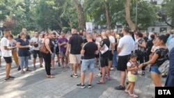 Роднини и приятели на Димитър Малинов протестираха пред Районния съд в Пловдив в сряда.