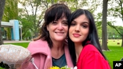 Джудит и Натали Раанан преди отвличането им от ислямистката групировка Хамас