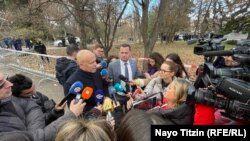 Депутатите от БСП Георги Свиленски и Иван Ченчев в района на паметника