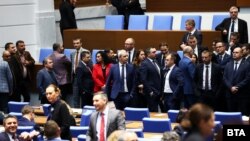 Депутатите от "Възраждане", БСП и "Има такъв народ", които блокираха парламентарната трибуна. 