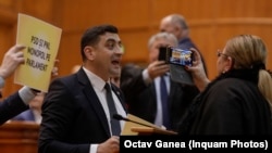 Джеордже Симион по време на дебат в румънския парламент