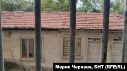 Гледката през един от прозорците на психиатрията в Ловеч. В тази болница в началото на октомври млад пациент загина при пожар, докато беше вързан за краката и ръцете и изолиран в "мека стая".