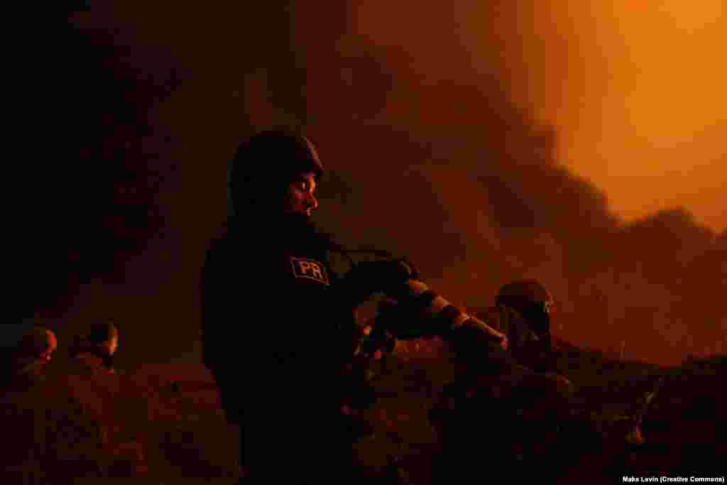 Журналистът на RFE/RL Мариян Кушнир заснема материали на фронтовата линия в първата седмица от пълномащабната инвазия на Русия в Украйна през 2022 г.По време на войната RFE/RL прави множество репортажи, съобщава новини и разказва истории от място. Днес RFE/RL е ключова международна медийна организация, която работи в държави, в които „свободните медии са или забранени от авторитарни режими или не са напълно установени“.