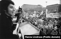 Чилийският певец Виктор Хара на протест в Хелзинки срещу войната във Виетнам, 24 август 1969 г.