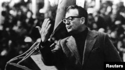 Салвадор Алиенде държи реч през 1973 г. - в годината, в която е свален от поста при военен преврат. Алиенде е избран за президент на Чили през 1970 г. и става първият избран социалистически президент в Латинска Америка.