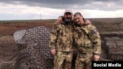 Руски войници позират за снимка на линията на укрепленията североизточно от град Токмак, Запорожка област, Украйна.