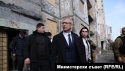 Денков видя разрушенията в Соломянския район, причинени от руския обстрел по време на новогодишните празници, 26 февруари 2024 г.