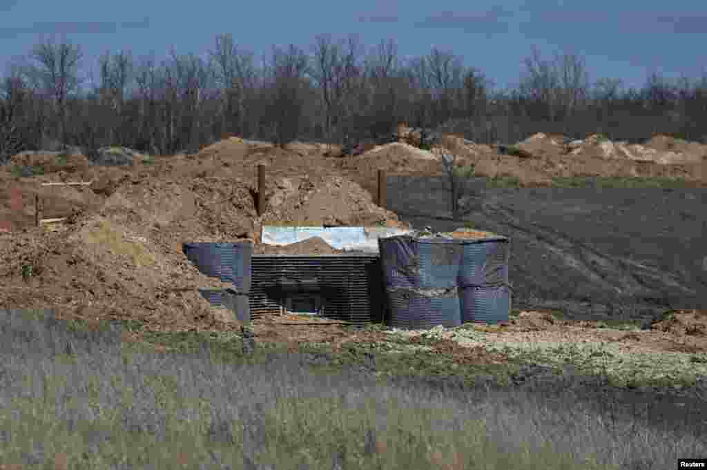 Володимир Зеленски предупреди, че спирането на настъплението на руските сили ще бъде все по-трудно, ако украинската армия не бъде достатъчно снабдена с боеприпаси и оръжие.&nbsp; На 13 март страните от&nbsp;Европейския съюз&nbsp;(ЕС) се споразумяха да предоставят&nbsp;5 млрд.&nbsp;евро за допълнителна военна помощ на&nbsp;Украйна. На 14 март германският парламент обаче отново отказа да изпрати на Киев далекобойни ракети &quot;Таурус&quot;, а новият пакет военна помощ от САЩ стои под въпрос заради трудното гласуване в двукамарния парламент и съпротивата на представителите на Републиканстата партия.