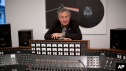 Ник Мейсън - барабанистът на Pink Floyd, позира с пулта, използван за записите на албума "The Dark Side of the Moon". 20 март 2017 г., Лондон.