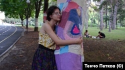 Божана Славкова с еко-социалната ѝ арт инсталация "Прегърната природа", 2021 г.