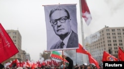 На 11 септември 1973 г. президентът социалист на Чили Салвадор Алиенде е свален от власт с кървав военен преврат, воден от ген. Аугусто Пиночет.