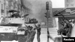 11 септември 1973 г. Чилийски войници и военна техника заемат позиции пред президентския дворец в столицата Сантяго в деня на военния преврат, с който социалистическият президент на страната Салвадор Алиенде е свален от власт.