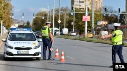 Пътни полицаи по време на рутинна проверка в Бургас (снимката е илюстративна).