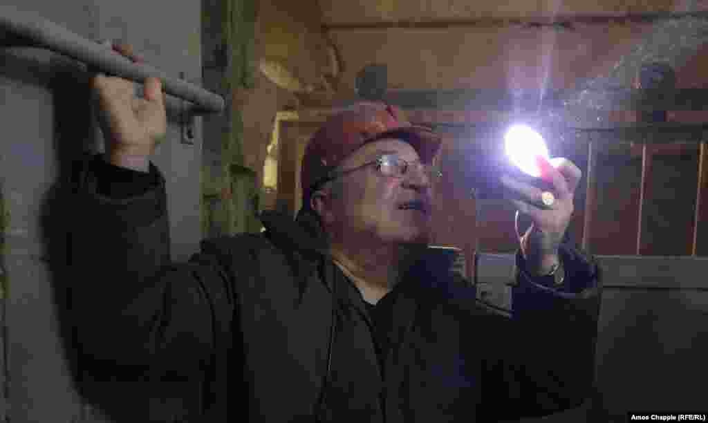 Андраник Аветесян е технически директор на завода Аван и започва да работи под земята в мината малко след началото на добива - в края на 60-те години на миналия век. &nbsp;